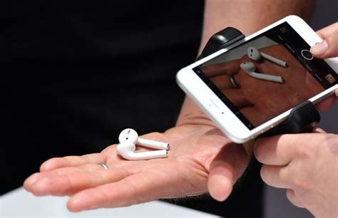 apples airpods  rumored   dropping   months complex