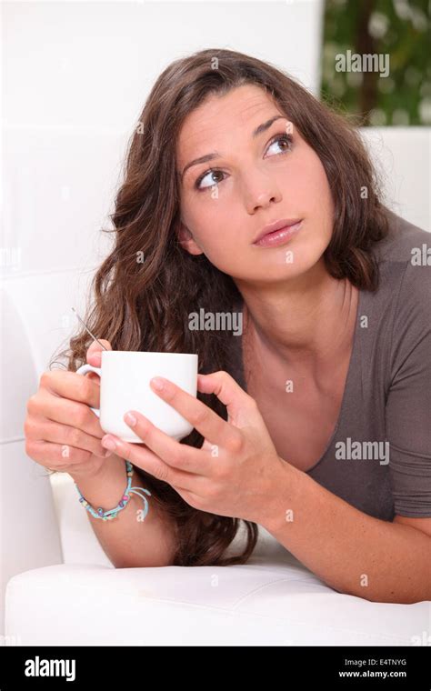Frau Trinkt Einen Kaffee Auf Dem Sofa Stockfoto Bild 71844180 Alamy
