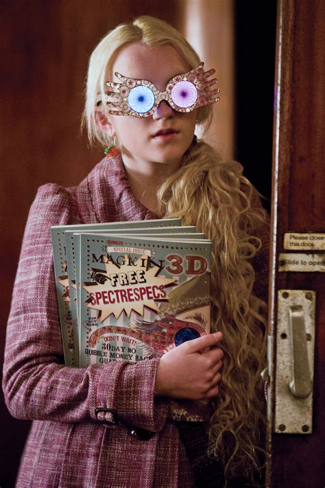 luna lovegood raeumt hogwarts auf missy magazine
