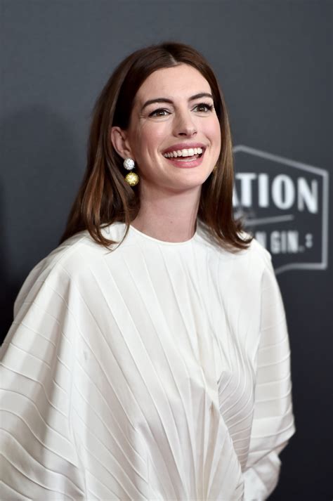 Anne Hathaway Is Likely Still Traumatized From Co Hosting The Oscars