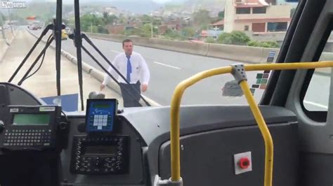 dumpertnl buschauffeur redt loslopende hond