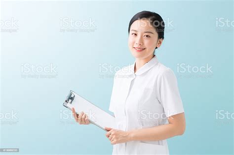 Japanese Nurse Woman Holding A Clip Board 1人のストックフォトや画像を多数ご用意 Istock