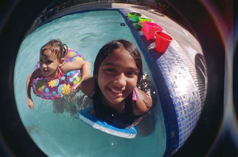 ninas jugando en la piscina jonathan montiel flickr