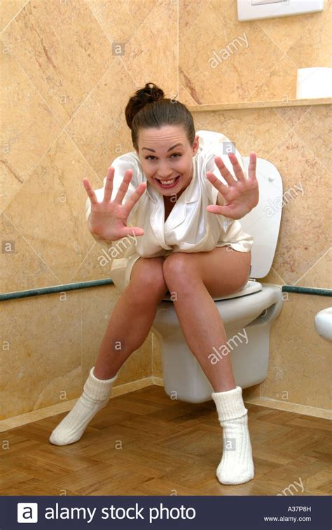 frau sitzt auf der toilette femme assise sur les