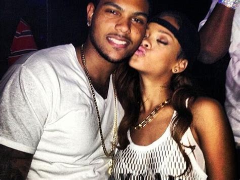 Rihanna Posa Com Fã E Chris Brown Deixa De Segui La Em Rede Social