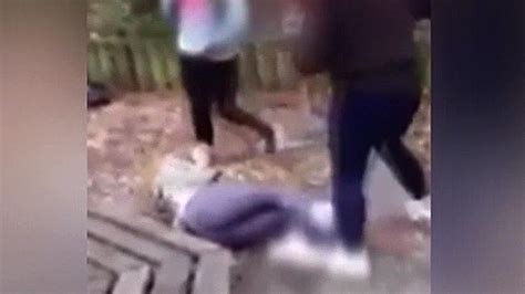 schock video mädchen bande verprügelt wehrloses opfer video welt