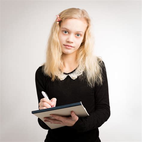blonde tienermeisje het schrijven nota s over blocnote
