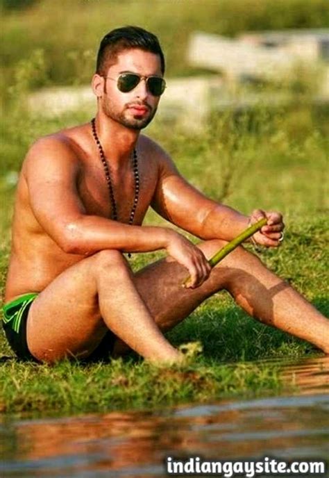 indian gay porn sexy desi hunk exposing his hot body in a naked tarzan photoshoot indian gay site