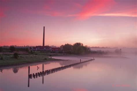 roze zonsopgang aan de rijn bij de bovenste polder van wageningen bas wetter photography