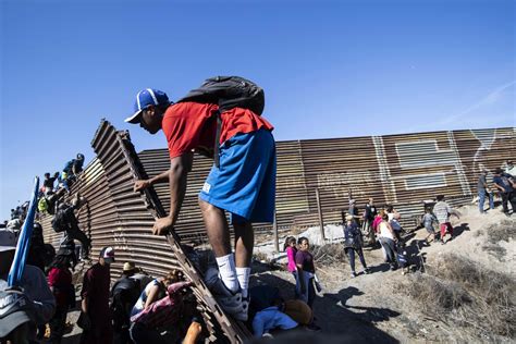 border crossing  san ysidro closed   hours  migrants rush port  entry  chaotic
