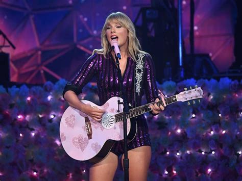 taylor swift live debuts you need to calm down see the