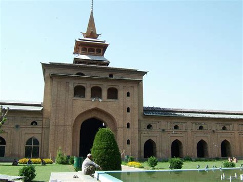 islamic holly places jama masjid srinagar india