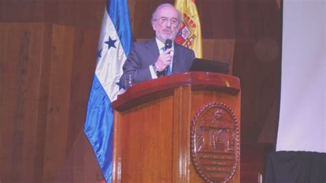 el director de la rae y presidente de la asale santiago