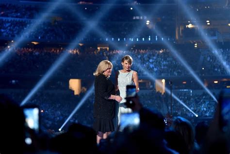 Taylor Swift S Mum Gives Emotional Speech At The 2015 Academy Of