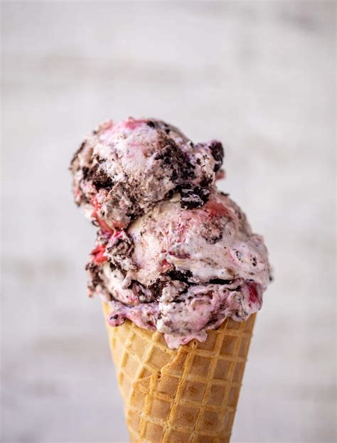 strawberry oreo ice cream  churn strawberry oreo ice cream