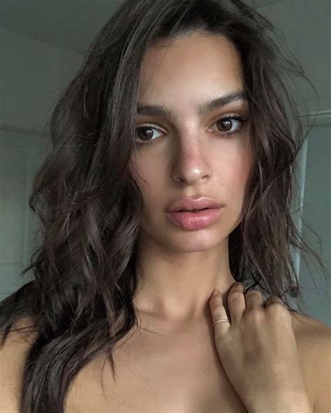 emily ratajkowski e le foto senza veli su instagram poso per mio