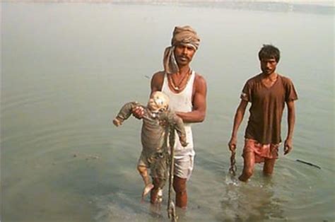 【閲覧注意】インドのガンジス川で沐浴する人が絶対に見てはいけない写真… ポッカキット