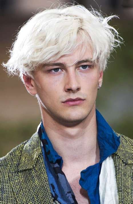In questo modo quelli più chiari si fonderanno meglio con il colore del cuoio capelluto, distogliendo l’attenzione dai capelli assottigliati. Biondo platino anche per lui!