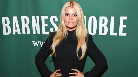 jessica simpson has been criticized for giving a pacifier to a 3 year