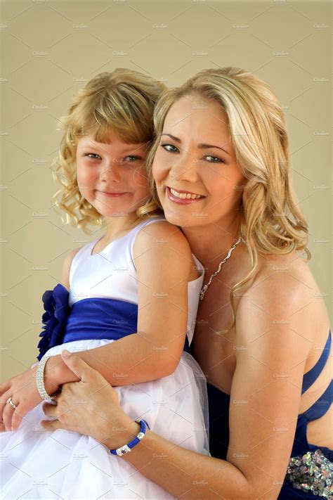 lovely blond mom  daughter high quality people images creative