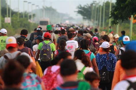 caravana de al menos 1 000 migrantes parte desde el sur de méxico