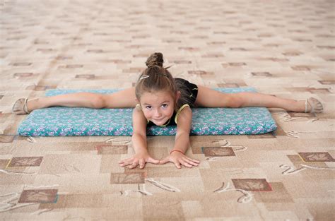 Joven Gimnasta Haciendo Un Split En El Suelo 2022466 Foto De Stock En