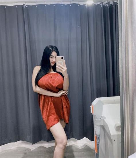 Mirror Selfie Pamela Safitri Pose Pakai Kemben Merah Bikin Netizen