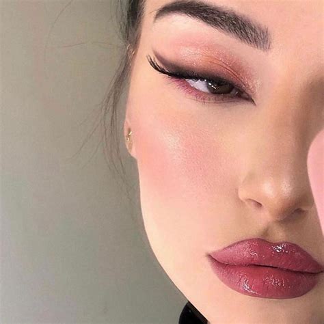 𝐇𝐢𝐠𝐡 𝐅𝐚𝐬𝐡𝐢𝐨𝐧 𝐏𝐨𝐬𝐭 on instagram “makeup glam” bold makeup eye makeup