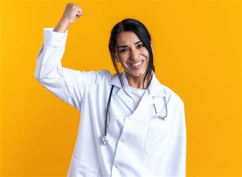 Возбужденная молодая женщина врач в медицинском халате со стетоскопом