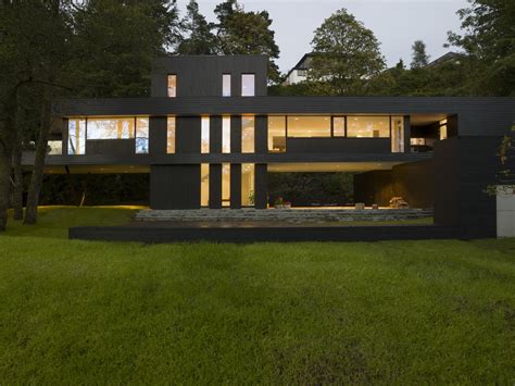 villa  dark modern home  saunders architecture wowow home magazine