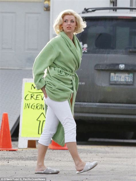 kelli garner spotted for first time on set as marilyn monroe daily mail online