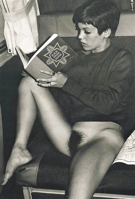reading nude goranga