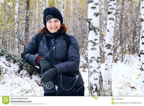Portret Van Een Vrouw In Een Bos Van De De Winterberk Stock Afbeelding