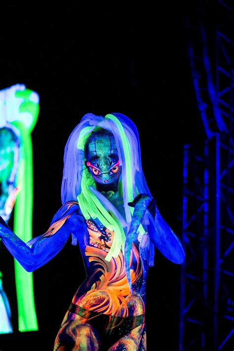 These Models Are Covered Head To Toe In Body Paint And Yowza It S