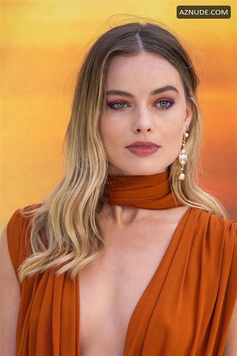 margot robbie sexy attends once upon a time in hollywood film