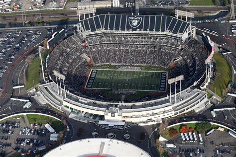 raiders exit   loss  oakland workers touchdown  taxpayers wsj