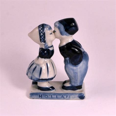 cute vintage dutch kissing cousins figurine dutch