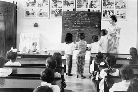 pemerintah kolonial mendirikan sekolah sekolah untuk kaum pribumi