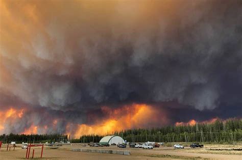 wildfires forcing  people   homes  alberta news