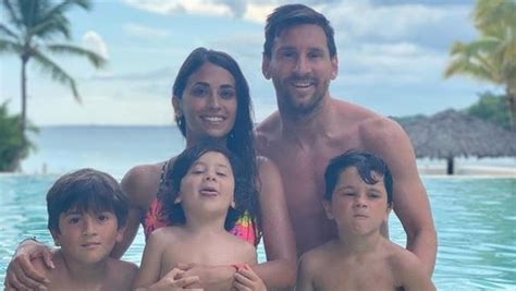 lionel messi   family enjoy  vacation football espana