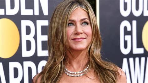 jennifer aniston announces her dad has died in emotional post