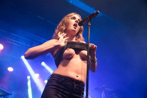 tove lo flashing her tits while performing in rio de janeiro 08 30 15 video celebritiesvideo