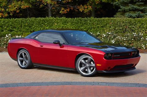 dodge launches  year lease  challenger charger automobile
