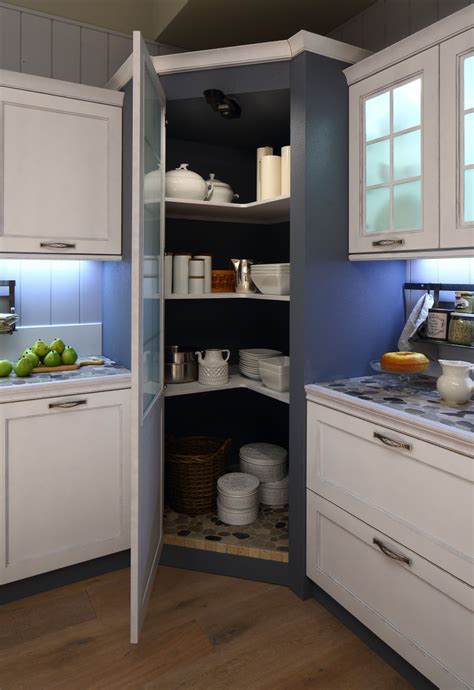 Un armadio cabina angolare oppure una cabina armadio ad angolo in camera mansardata, con ante scorrevoli e parete a specchio, . Arrex Le Cucine consiglia: inserisci una colonna dispensa nella tua