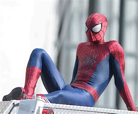 andrew garfield shows off his spidey bulge on the amazing spider man 2