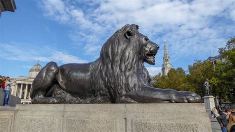 trafalgar square lions  front  national gallery