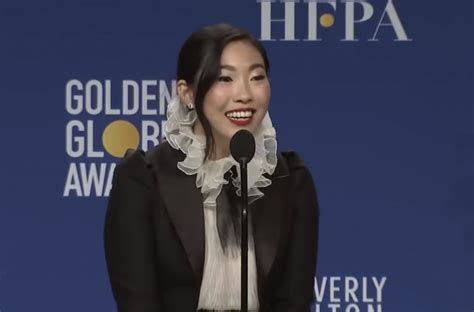 awkwafina becomes first asian american to win golden globe for best