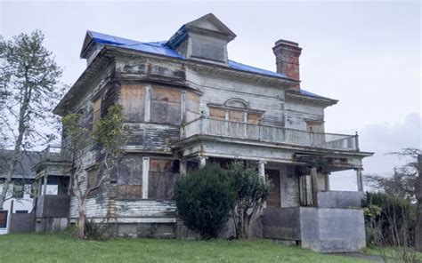 this abandoned house on the oregon coast has a haunting