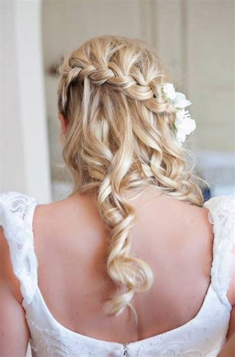 Se la natura ti ha dotata di capelli naturalmente mossi lucky you, perché ti basta uno styling semplice per avere una chioma effetto wow. Acconciatura sposa semiraccolta con treccia