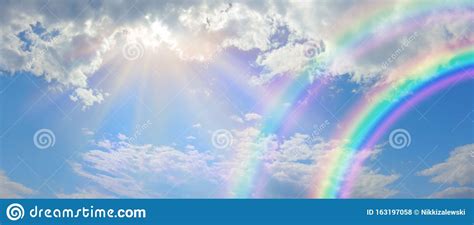 bello sfondo con doppio arcobaleno fotografia stock